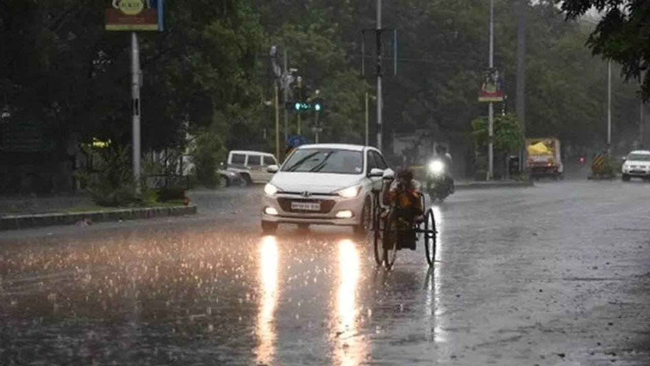 Weather Report: తెలుగు రాష్ట్రాల్లో మరో మూడు రోజులు వర్షాలు.. ఈ జిల్లాల్లో భారీ వర్షాలకు అవకాశం.. Weather Report: తెలుగు రాష్ట్రాల్లో మరో మూడు రోజులు వర్షాలు.. ఈ జిల్లాల్లో భారీ వర్షాలకు అవకాశం..