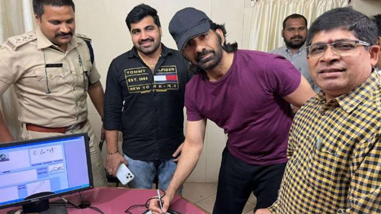 Raviteja: ఖైరతాబాద్ ఆర్టీఏ ఆఫీసులో సందడి చేసిన రవితేజ Raviteja: ఖైరతాబాద్ ఆర్టీఏ ఆఫీసులో సందడి చేసిన రవితేజ