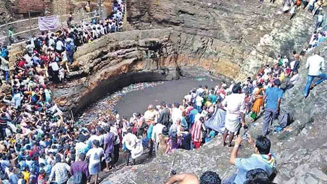 Saleshwaram Stampede : నల్లమల సలేశ్వరం జాతరలో తొక్కిసలాట.. ఇద్దరు భక్తులు మృతి Saleshwaram Stampede : నల్లమల సలేశ్వరం జాతరలో తొక్కిసలాట.. ఇద్దరు భక్తులు మృతి