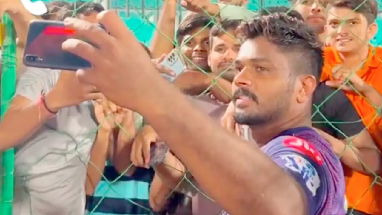 Sanju Samson: సెల్పీ దిగుతున్న సమయంలో అభిమాని ఫోన్కు కాల్.. సంజూ శాంసన్ చేసిన పనికి అందరిలోనూ ఆశ్చర్యం.. Sanju Samson: సెల్పీ దిగుతున్న సమయంలో అభిమాని ఫోన్కు కాల్.. సంజూ శాంసన్ చేసిన పనికి అందరిలోనూ ఆశ్చర్యం..