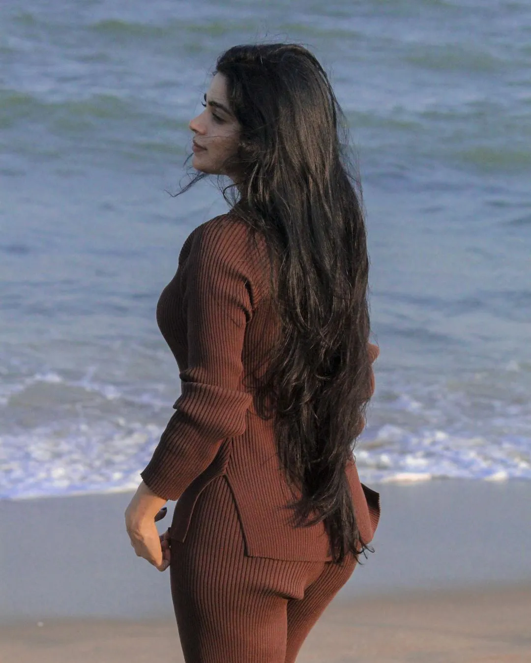 Bachelor fame Divya Bharathi photoshoot at beach side