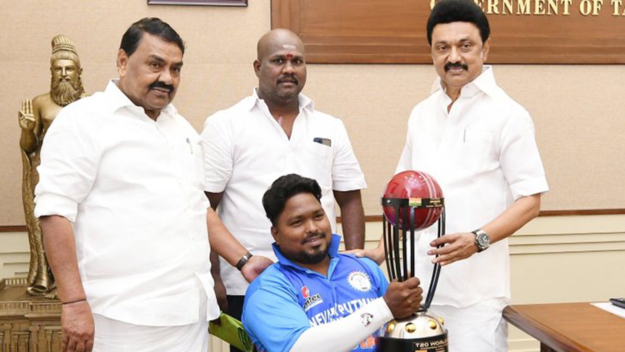 Tamil Nadu CM: తమిళనాడు సీఎం స్టాలిన్ను బురిడీకొట్టించిన దివ్యాంగుడు.. కేసు నమోదు చేసిన పోలీసులు Tamil Nadu CM: తమిళనాడు సీఎం స్టాలిన్ను బురిడీకొట్టించిన దివ్యాంగుడు.. కేసు నమోదు చేసిన పోలీసులు