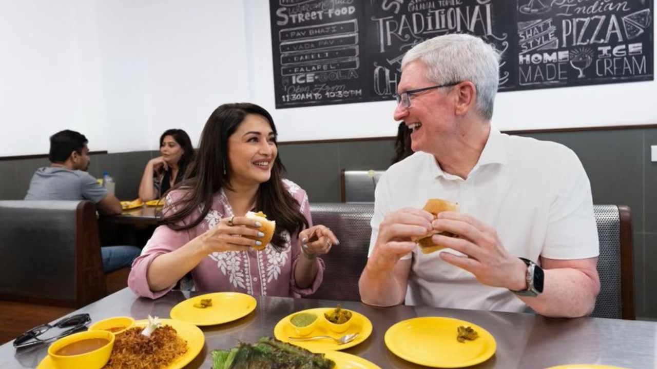 Tim Cook : యాపిల్ CEOకి వడాపావ్ తినిపించిన బాలీవుడ్ హీరోయిన్.. Tim Cook : యాపిల్ CEOకి వడాపావ్ తినిపించిన బాలీవుడ్ హీరోయిన్..