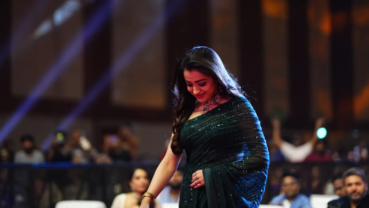 Trisha Krishnan Mesmerizing Looks in Black Saree 