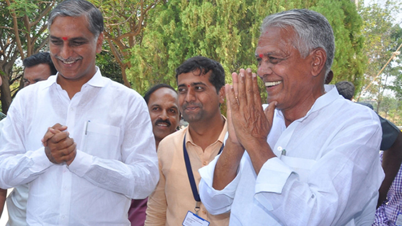 Telangana Politics: కాంగ్రెస్ పార్టీలోకి బీఆర్ఎస్ ఎమ్మెల్సీ కూచుకుళ్ల దామోదర్ రెడ్డి Telangana Politics: కాంగ్రెస్ పార్టీలోకి బీఆర్ఎస్ ఎమ్మెల్సీ కూచుకుళ్ల దామోదర్ రెడ్డి