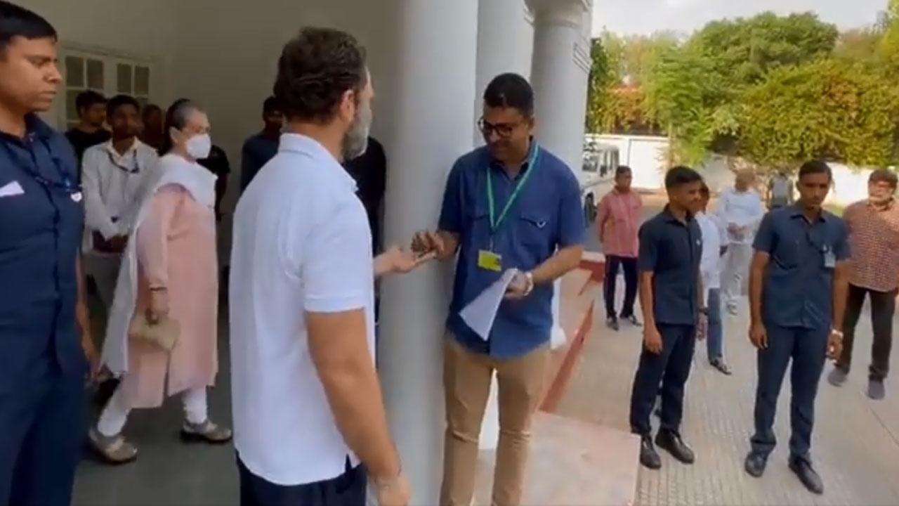 Rahul Gandhi: అధికారిక నివాసం తాళాలు అప్పగించి, ప్రజలకు థాంక్స్ చెప్పిన రాహుల్ గాంధీ Rahul Gandhi: అధికారిక నివాసం తాళాలు అప్పగించి, ప్రజలకు థాంక్స్ చెప్పిన రాహుల్ గాంధీ