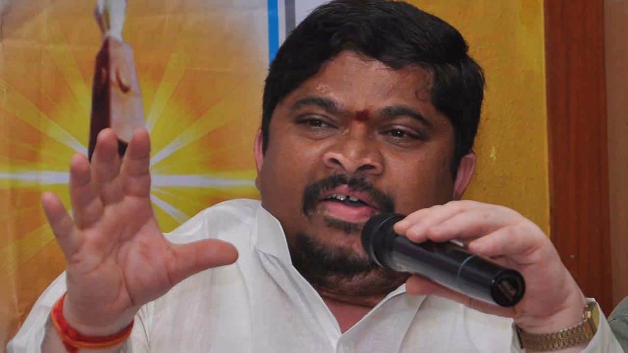 Telangana Politics: బెంగాల్ తరహా రాజకీయాలు చేస్తున్న బీజేపీ, బీఆర్ఎస్.. పొన్నం ప్రభాకర్ Telangana Politics: బెంగాల్ తరహా రాజకీయాలు చేస్తున్న బీజేపీ, బీఆర్ఎస్.. పొన్నం ప్రభాకర్