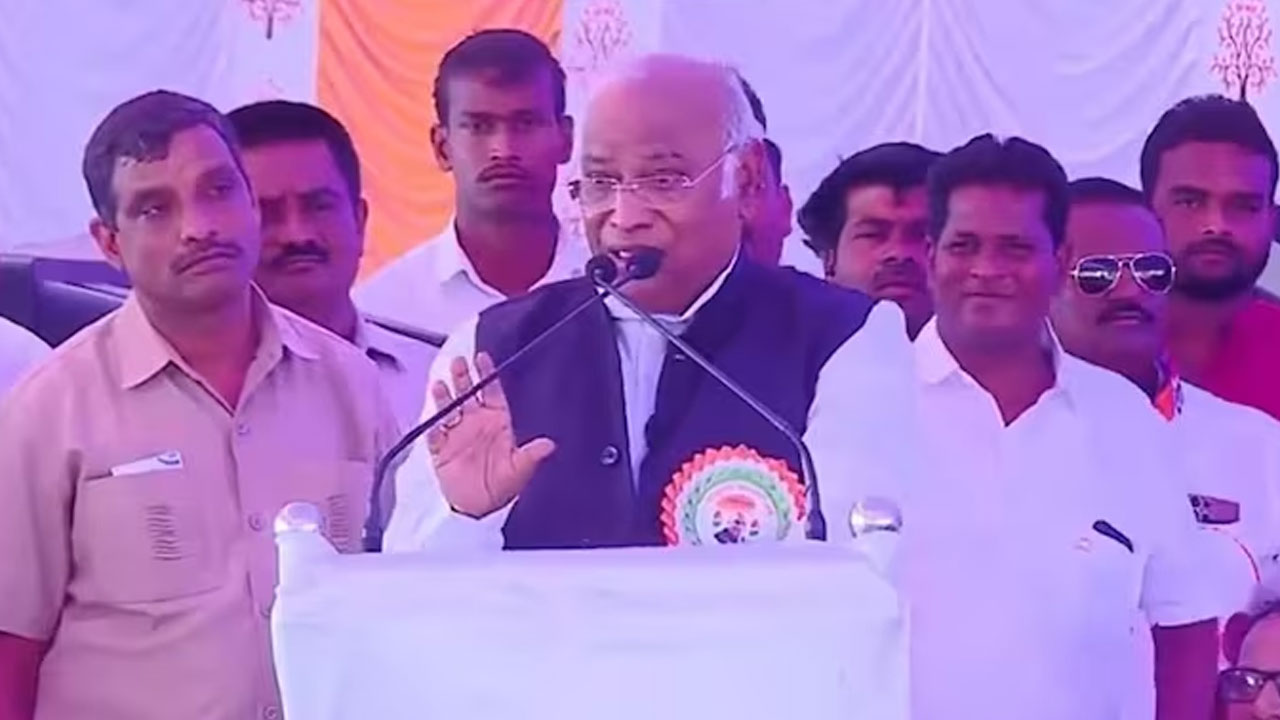 Karnataka Polls: ఉన్నట్టుండి మోదీని అంత మాటనేశారేంటి? వివాదాస్పదమైన కాంగ్రెస్ చీఫ్ ఖర్గే కామెంట్స్ Karnataka Polls: ఉన్నట్టుండి మోదీని అంత మాటనేశారేంటి? వివాదాస్పదమైన కాంగ్రెస్ చీఫ్ ఖర్గే కామెంట్స్