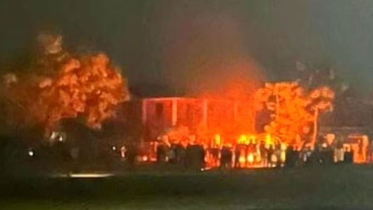 Manipur: బీజేపీ ప్రభుత్వ నిర్ణయంపై గిరిజనుల ఆగ్రహం.. ఏకంగా సీఎం పాల్గొనే సమావేశానికే నిప్పు, ఉద్రిక్త పరిస్థితులు Manipur: బీజేపీ ప్రభుత్వ నిర్ణయంపై గిరిజనుల ఆగ్రహం.. ఏకంగా సీఎం పాల్గొనే సమావేశానికే నిప్పు, ఉద్రిక్త పరిస్థితులు