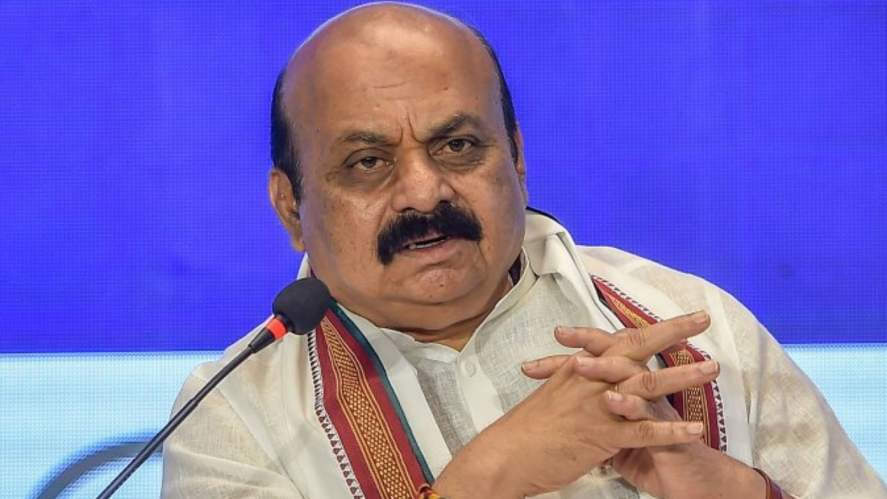 Karnataka Polls: సీఎం హెలికాప్టర్ ల్యాండ్ అవుతుండగా భగ్గుమన్న మంటలు Karnataka Polls: సీఎం హెలికాప్టర్ ల్యాండ్ అవుతుండగా భగ్గుమన్న మంటలు