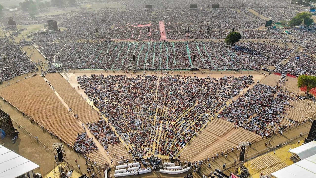 Maharashtra: ఖర్గర్ బహిరంగ సభలో వడదెబ్బ మృతుల సంఖ్య 70 దాటిందట! Maharashtra: ఖర్గర్ బహిరంగ సభలో వడదెబ్బ మృతుల సంఖ్య 70 దాటిందట!