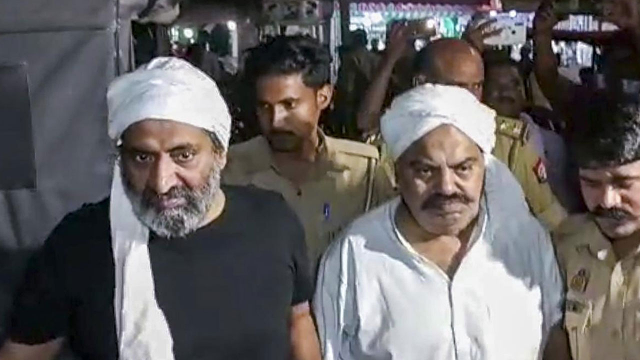 Atiq Ahmed Murder: హత్యకు ముందు అతీక్ అహ్మద్ మాట్లాడిన చివరి మాటలు ఇవే Atiq Ahmed Murder: హత్యకు ముందు అతీక్ అహ్మద్ మాట్లాడిన చివరి మాటలు ఇవే