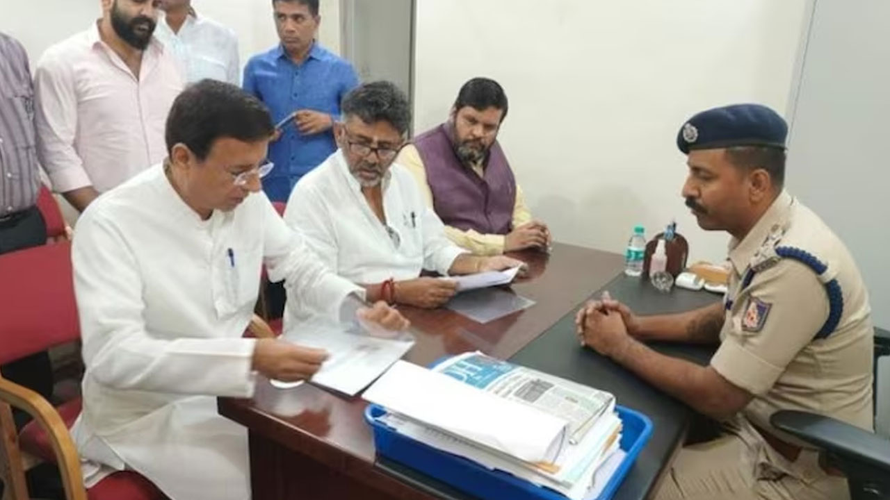 Karnataka polls: అల్లర్లంటూ వ్యాఖ్యానించిన అమిత్ షా.. బెంగళూరులో కేసు పెట్టిన కాంగ్రెస్ Karnataka polls: అల్లర్లంటూ వ్యాఖ్యానించిన అమిత్ షా.. బెంగళూరులో కేసు పెట్టిన కాంగ్రెస్