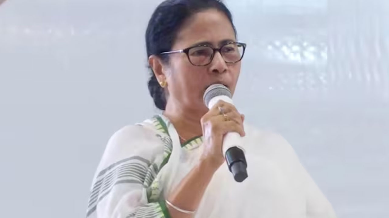 Mamata Banerjee: బెంగాల్లో అల్లర్లకు బిహార్ గూండాల్ని తెచ్చిన బీజేపీ.. మమత సంచలన ఆరోపణలు Mamata Banerjee: బెంగాల్లో అల్లర్లకు బిహార్ గూండాల్ని తెచ్చిన బీజేపీ.. మమత సంచలన ఆరోపణలు