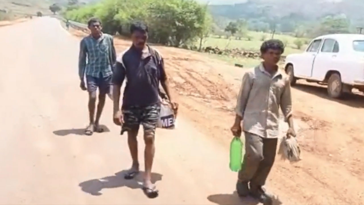 Odisha: పని చేయించుకుని డబ్బులు ఇవ్వలేదు.. కాలినడకన కర్ణాటక నుంచి ఒడిశాకు వలస కూలీలు Odisha: పని చేయించుకుని డబ్బులు ఇవ్వలేదు.. కాలినడకన కర్ణాటక నుంచి ఒడిశాకు వలస కూలీలు