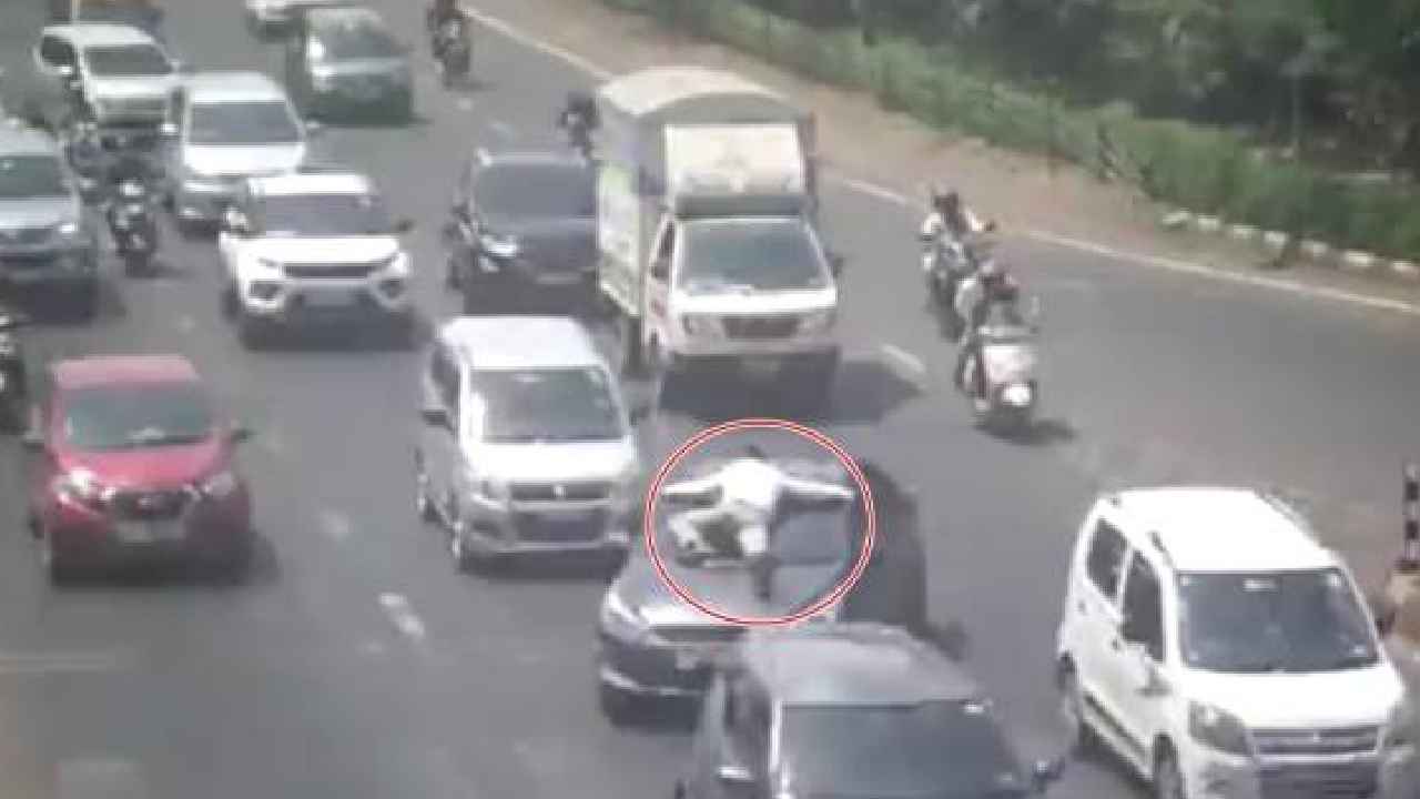 Viral Video : షాకింగ్.. పోలీస్ని 20 కిమీ లాక్కెళ్లిన కారు డ్రైవర్, వీడియో వైరల్ Viral Video : షాకింగ్.. పోలీస్ని 20 కిమీ లాక్కెళ్లిన కారు డ్రైవర్, వీడియో వైరల్