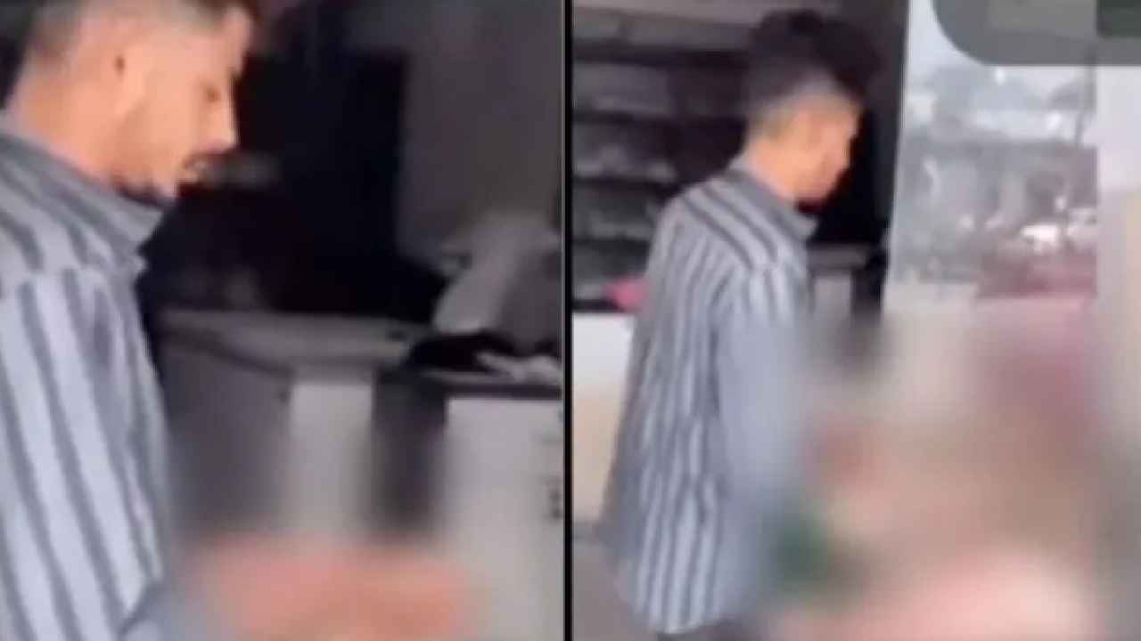 Viral Video : కండకావరం.. జాతీయ జెండాతో చికెన్ను శుభ్రపరిచిన వ్యక్తి, అరెస్ట్ చేసిన పోలీసులు.. వీడియో వైరల్ Viral Video : కండకావరం.. జాతీయ జెండాతో చికెన్ను శుభ్రపరిచిన వ్యక్తి, అరెస్ట్ చేసిన పోలీసులు.. వీడియో వైరల్
