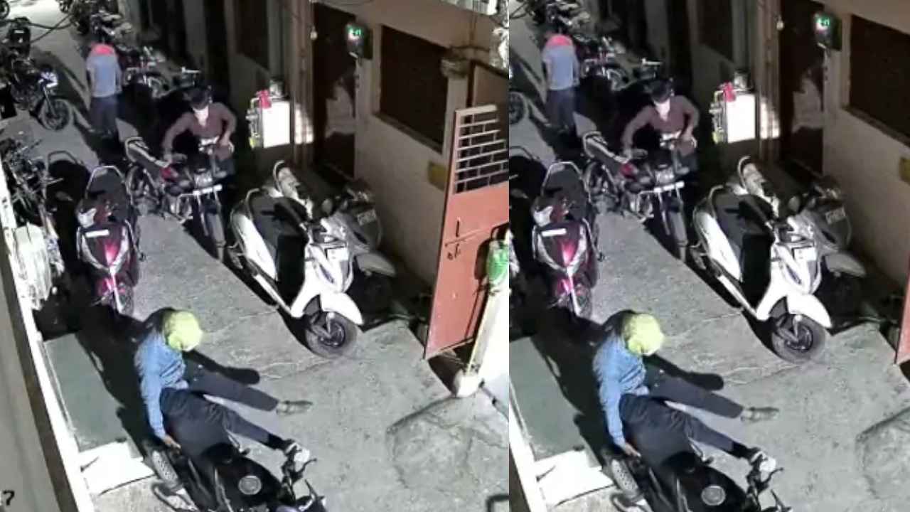 Viral Video : ఓ మై గాడ్.. రెచ్చిపోయిన దొంగలు, క్షణాల్లో బైకులు చోరీ.. వీడియో వైరల్ Viral Video : ఓ మై గాడ్.. రెచ్చిపోయిన దొంగలు, క్షణాల్లో బైకులు చోరీ.. వీడియో వైరల్