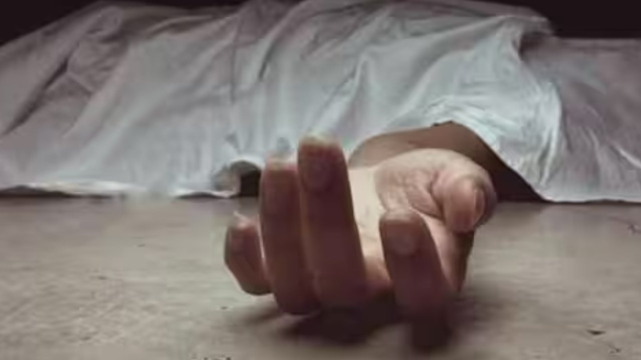 Hyderabad Crime: బంజారాహిల్స్ పోలీస్ స్టేషన్ పరిధిలో దారుణం.. వాచ్మెన్ మృతి Hyderabad Crime: బంజారాహిల్స్ పోలీస్ స్టేషన్ పరిధిలో దారుణం.. వాచ్మెన్ మృతి