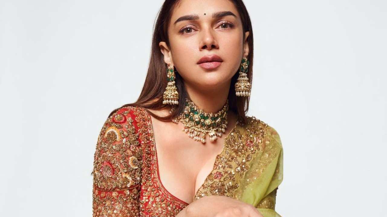 Aditi Rao Hydari : హిందీ వర్సెస్ సౌత్.. పనికిమాలిన చర్చలు అంటున్న అదితి.. Aditi Rao Hydari : హిందీ వర్సెస్ సౌత్.. పనికిమాలిన చర్చలు అంటున్న అదితి..