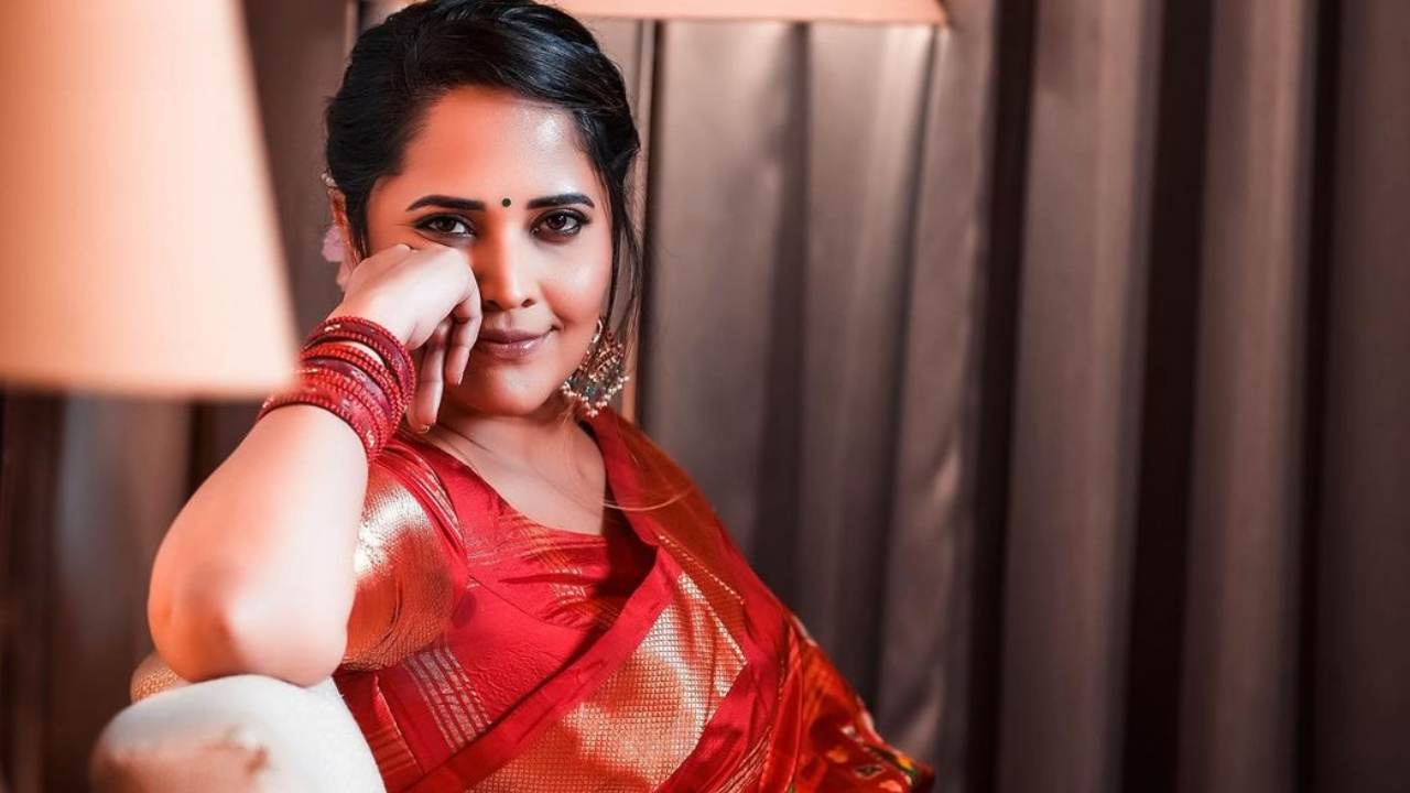 Anasuya comments on Aunty Issue 