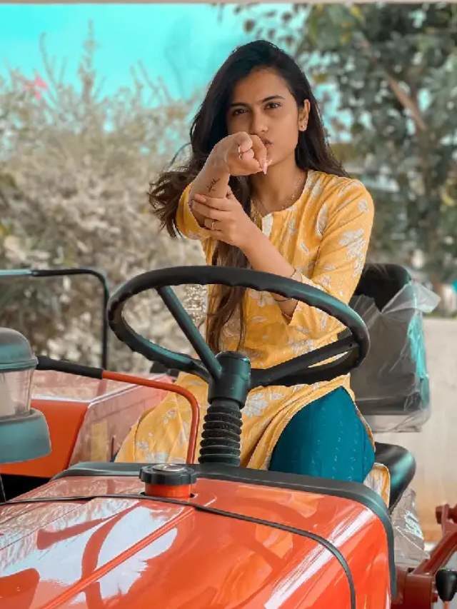 >ట్రాక్టర్ ఎక్కిన యూట్యూబర్..