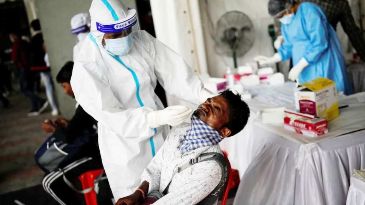 COVID-19 Cases: భారీగా పెరుగుతున్న కొవిడ్ -19 కేసులు.. 35వేలు దాటిన యాక్టివ్ కేసుల సంఖ్య COVID-19 Cases: భారీగా పెరుగుతున్న కొవిడ్ -19 కేసులు.. 35వేలు దాటిన యాక్టివ్ కేసుల సంఖ్య