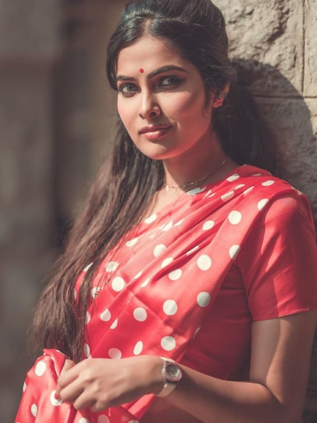 >వింటేజ్ లుక్స్ తో వైరల్ అవుతున్న దివి