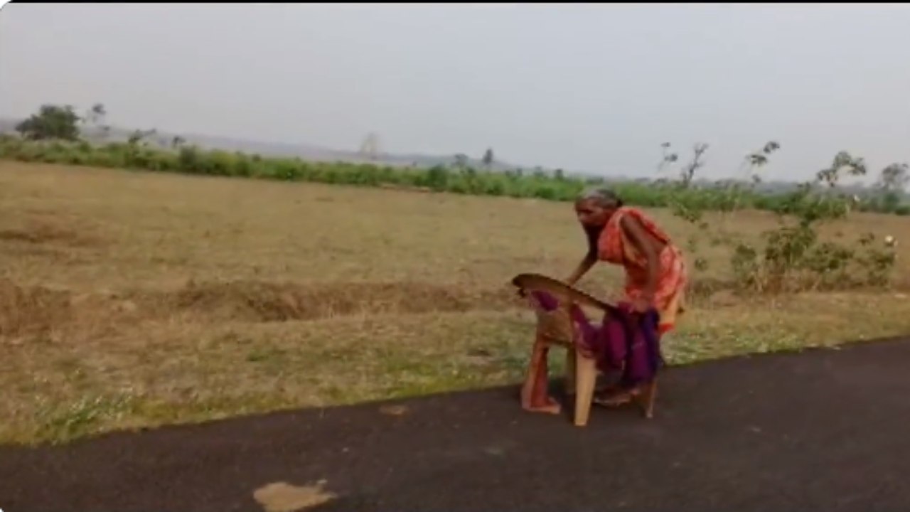 Viral Video: పింఛను కోసం చెప్పులు లేకుండా ఎండలో కొన్ని కిలోమీటర్లు నడిచిన వృద్ధురాలు Viral Video: పింఛను కోసం చెప్పులు లేకుండా ఎండలో కొన్ని కిలోమీటర్లు నడిచిన వృద్ధురాలు