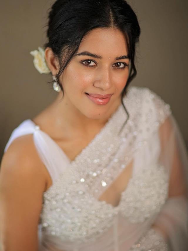 >తెలుపు చీరలో తళతళలాడుతున్న తమిళ భామ..