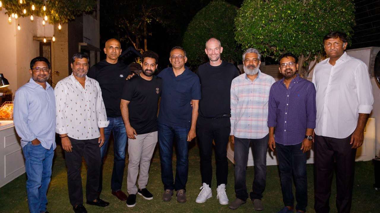NTR : వాళ్లందరికి స్పెషల్ పార్టీ ఇచ్చిన ఎన్టీఆర్.. తారక్ కోసం వచ్చిన అమెజాన్ ఇంటర్నేషనల్ వైస్ ప్రెసిడెంట్.. NTR : వాళ్లందరికి స్పెషల్ పార్టీ ఇచ్చిన ఎన్టీఆర్.. తారక్ కోసం వచ్చిన అమెజాన్ ఇంటర్నేషనల్ వైస్ ప్రెసిడెంట్..