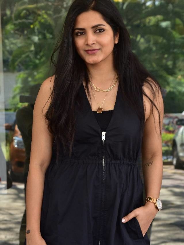 >బ్లాక్ డ్రెస్‌లో స్టైలిష్ పోజులిచ్చిన పావని..