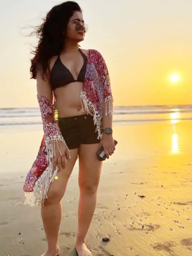 >బీచ్‌లో బికినీ స్టిల్స్‌తో పూనమ్ బజ్వా