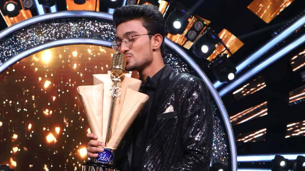 Indian Idol 13 Winner Rishi Singh wins Trophy along with 25 lakhs money Prize 