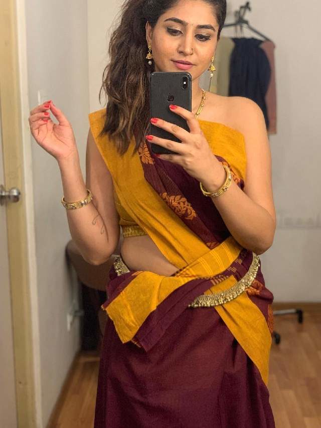 >శాకుంతలం సినిమా లుక్స్‌తో యాంకర్ వర్షిణి
