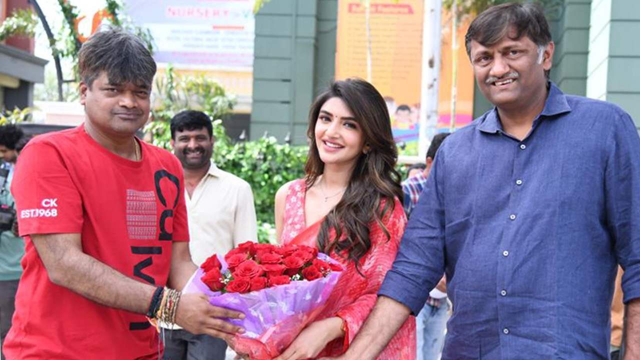 Sreeleela : ఇక అఫీషియల్.. పవన్ సరసన యంగ్ బ్యూటీ శ్రీలీల.. శరవేగంగా ఉస్తాద్ షూట్.. Sreeleela : ఇక అఫీషియల్.. పవన్ సరసన యంగ్ బ్యూటీ శ్రీలీల.. శరవేగంగా ఉస్తాద్ షూట్..