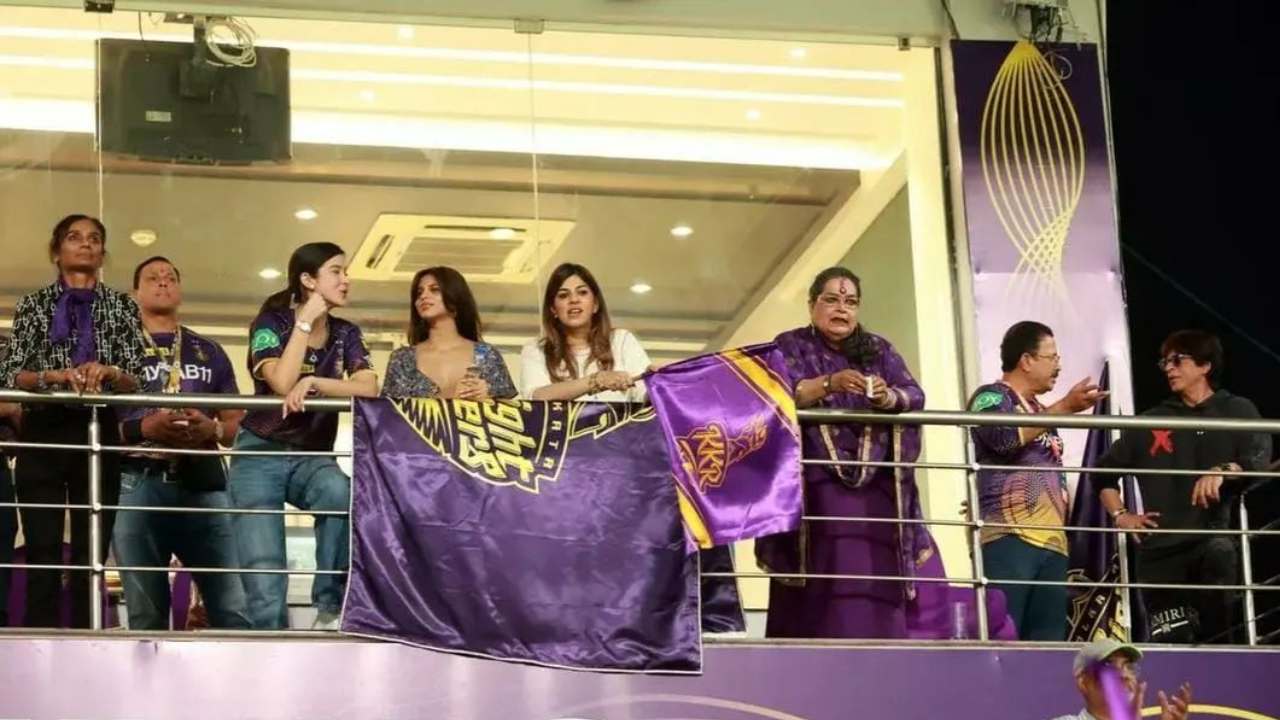 Shahrukh Khan and his daughter suhana khan enjoying in KKR Vs RCB Match