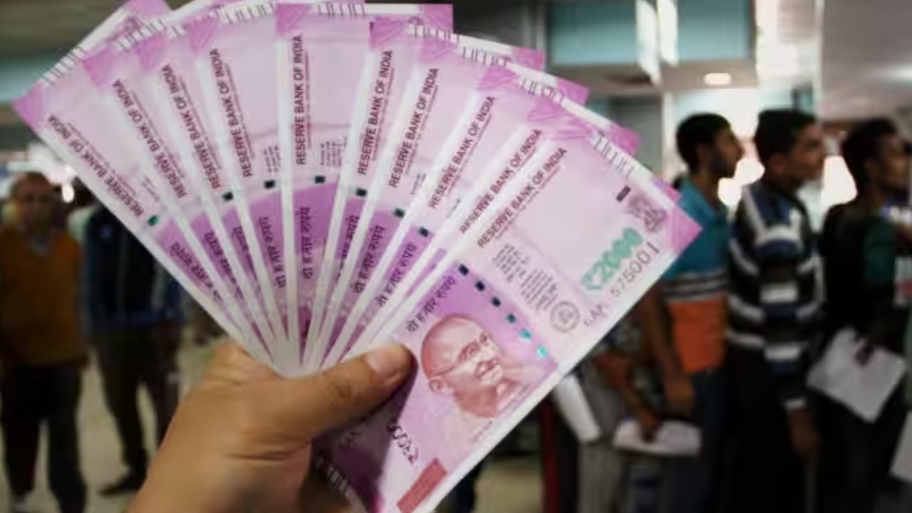2000 Rupee Note: బ్యాంకుల్లో నేటి నుంచి 2వేల నోట్లు మార్చుకోవచ్చు.. ఒకేసారి ఎన్ని నోట్లు మార్చుకోవచ్చో తెలుసా? 2000 Rupee Note: బ్యాంకుల్లో నేటి నుంచి 2వేల నోట్లు మార్చుకోవచ్చు.. ఒకేసారి ఎన్ని నోట్లు మార్చుకోవచ్చో తెలుసా?