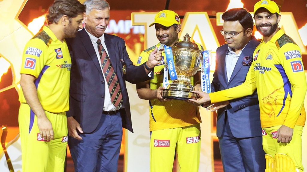 Ambati Rayudu Lift IPL 2023 Winning Trophy