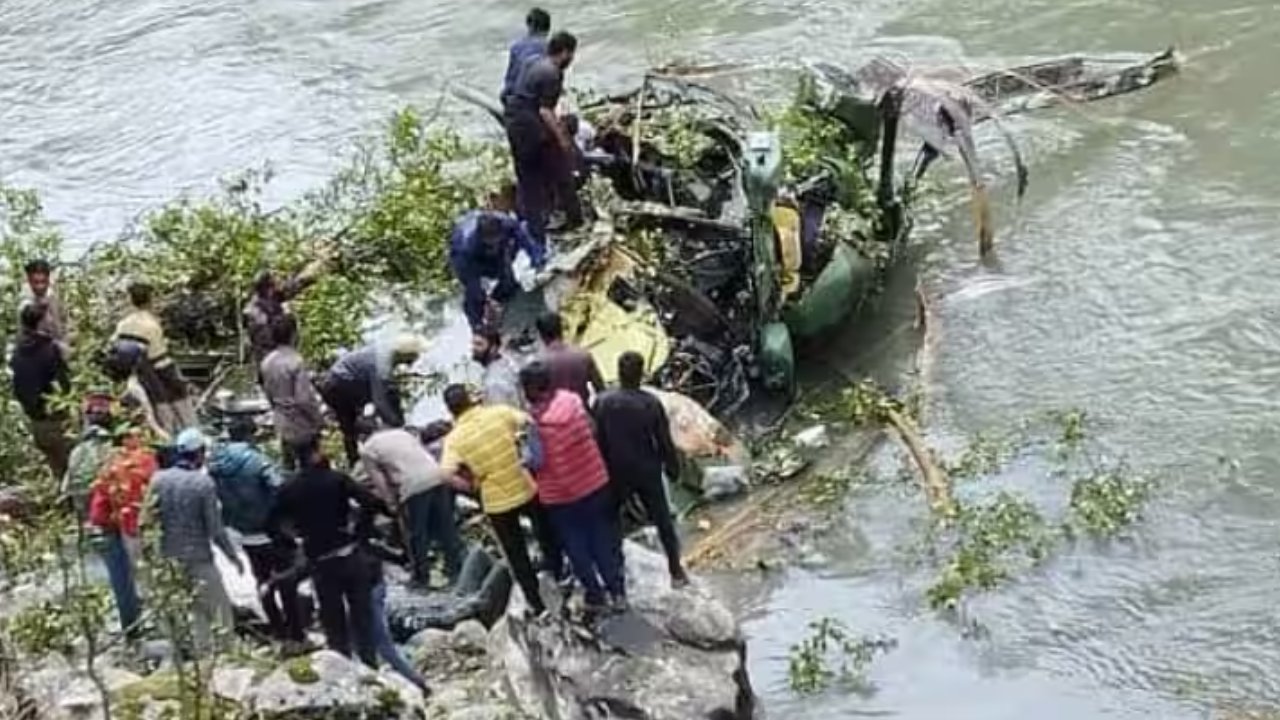 Army Helicopter Crash: జమ్మూ కాశ్మీర్లో కూలిన ఆర్మీ హెలికాప్టర్ .. Army Helicopter Crash: జమ్మూ కాశ్మీర్లో కూలిన ఆర్మీ హెలికాప్టర్ ..