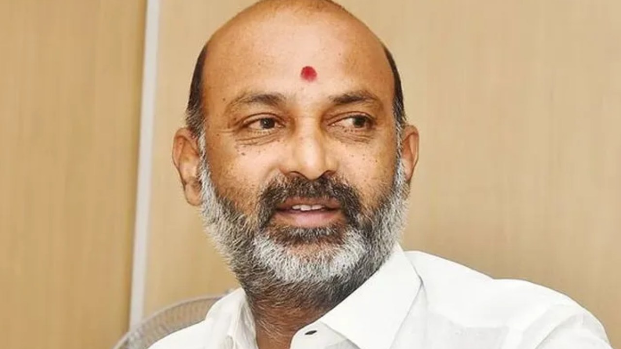 Bandi Sanjay : జేపీఎస్ లను రెగ్యులరైజ్ చేయకుండా మోసగిస్తున్న కేసీఆర్ ప్రభుత్వం : బండి సంజయ్ Bandi Sanjay : జేపీఎస్ లను రెగ్యులరైజ్ చేయకుండా మోసగిస్తున్న కేసీఆర్ ప్రభుత్వం : బండి సంజయ్