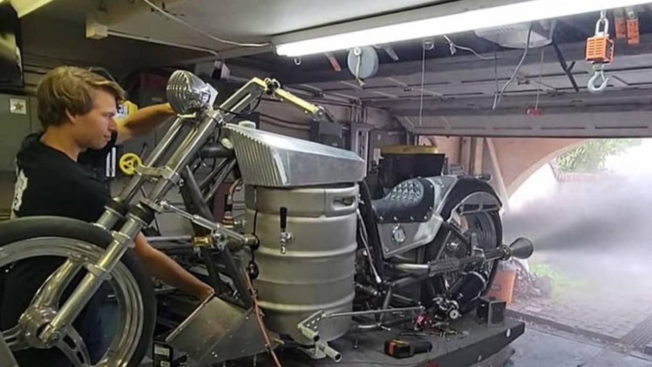 Beer Bike : బీర్ తో నడిచే బైక్.. గంటకు 240 కిలోమీటర్ల స్పీడ్ Beer Bike : బీర్ తో నడిచే బైక్.. గంటకు 240 కిలోమీటర్ల స్పీడ్