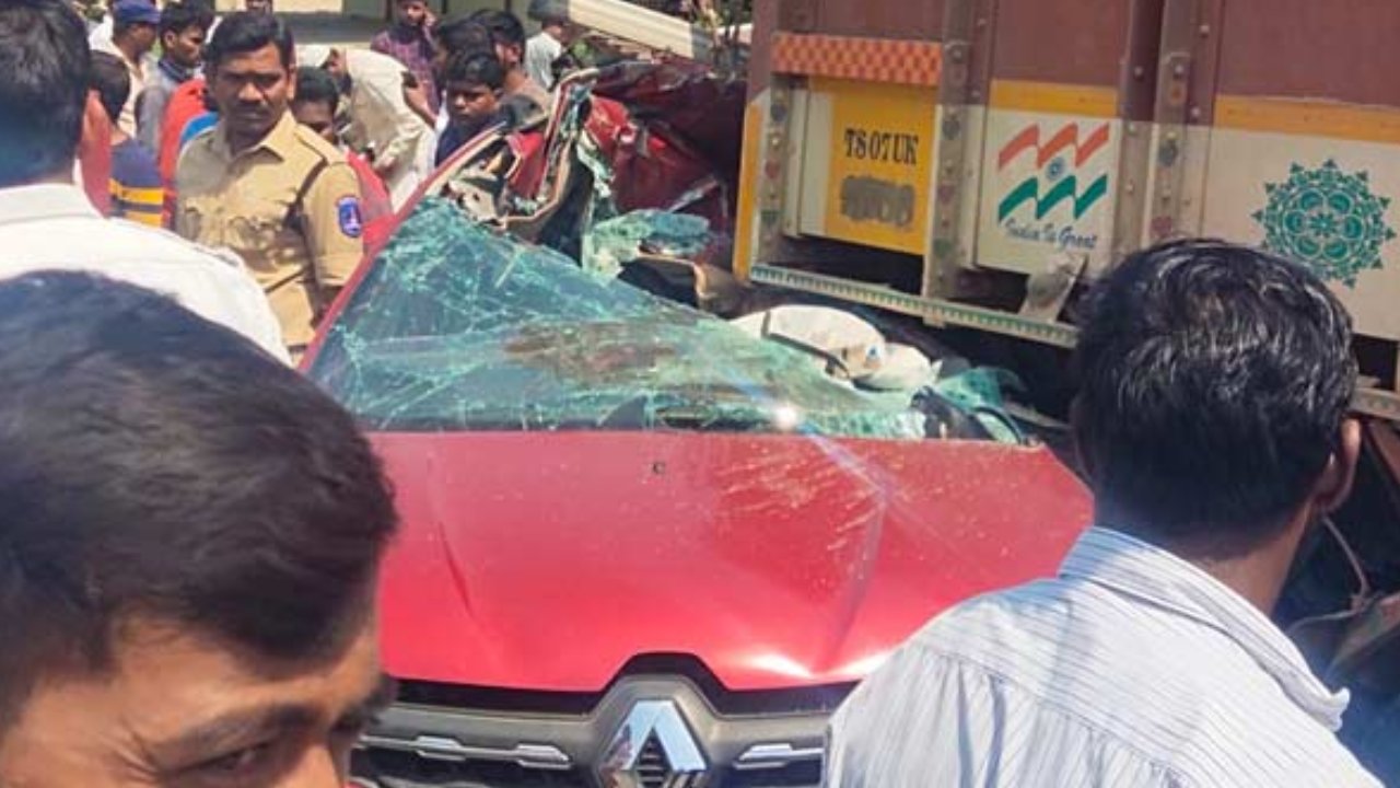 Car Accident: నార్సింగ్ వద్ద ఘోర రోడ్డు ప్రమాదం.. టిప్పర్ను ఢీకొట్టిన కారు Car Accident: నార్సింగ్ వద్ద ఘోర రోడ్డు ప్రమాదం.. టిప్పర్ను ఢీకొట్టిన కారు