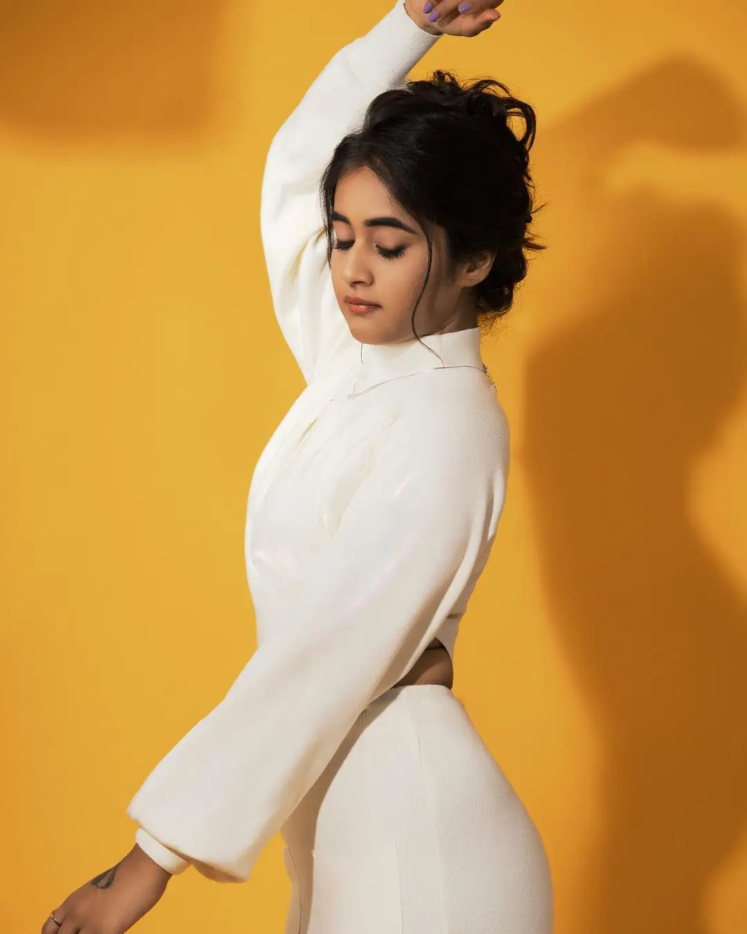 Deepthi Sunaina photo shoot in Short Skirt