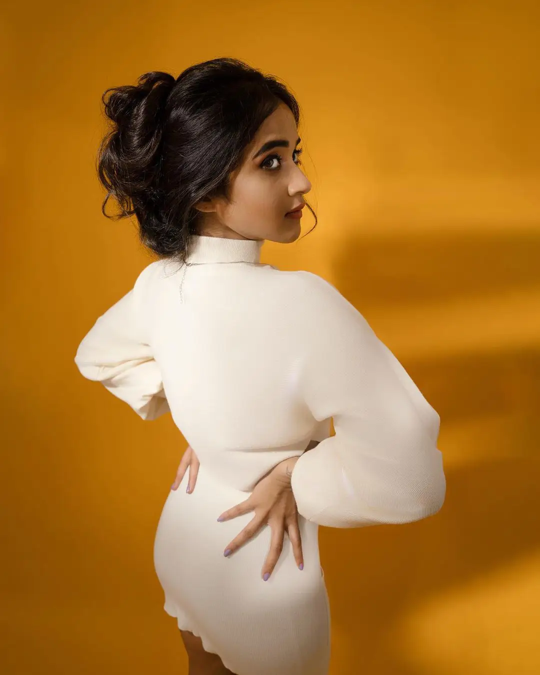 Deepthi Sunaina photo shoot in Short Skirt
