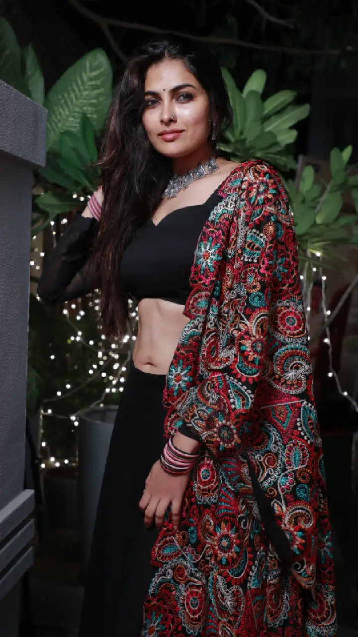 Divi Vadthya latest photos at Nenu student Sir movie party event
