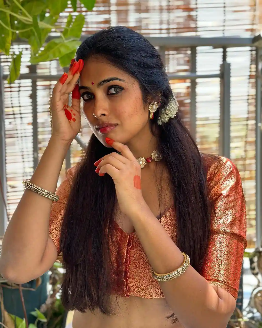 Divi Vadthya sizzling photos in Traditional attire