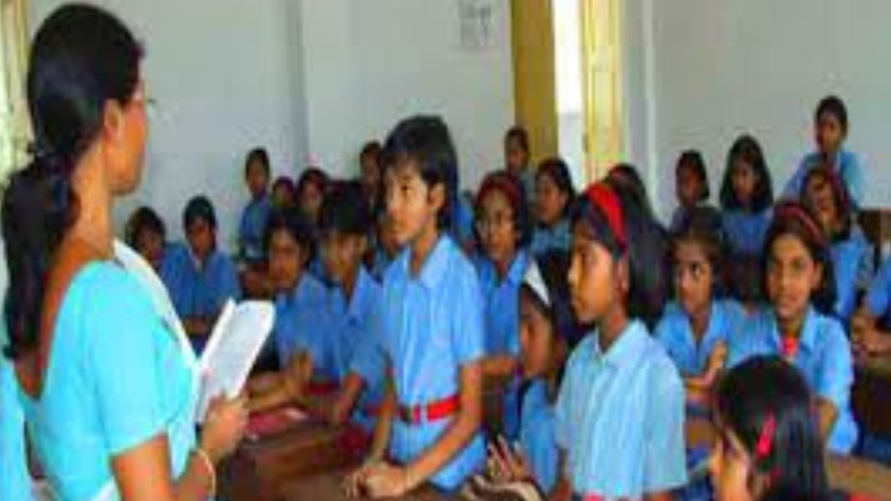 Dress Code : ప్రభుత్వ ఉపాధ్యాయులకు డ్రెస్ కోడ్.. పాటించకపోతే క్రమశిక్షణా చర్యలు Dress Code : ప్రభుత్వ ఉపాధ్యాయులకు డ్రెస్ కోడ్.. పాటించకపోతే క్రమశిక్షణా చర్యలు