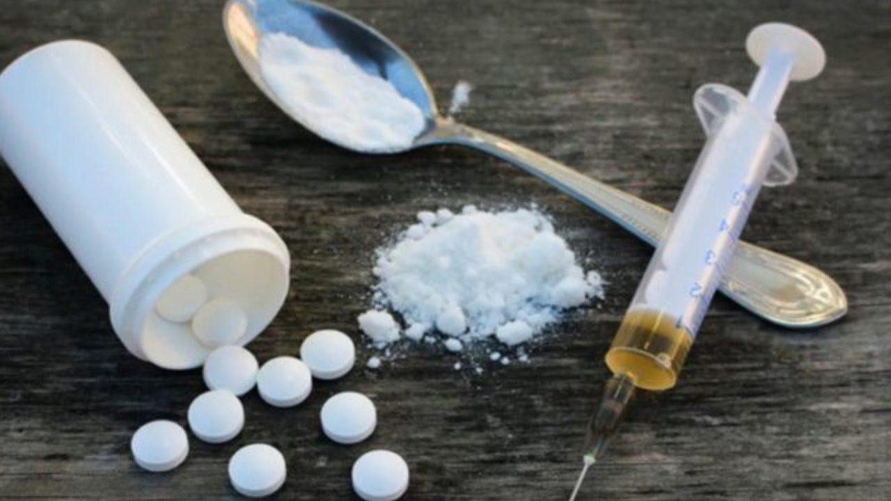 Drugs Gang Arrest : భారీగా డ్రగ్స్ పట్టివేత.. విదేశాల నుండి కొకైన్ తెచ్చి విక్రయిస్తున్న ముఠా అరెస్టు Drugs Gang Arrest : భారీగా డ్రగ్స్ పట్టివేత.. విదేశాల నుండి కొకైన్ తెచ్చి విక్రయిస్తున్న ముఠా అరెస్టు