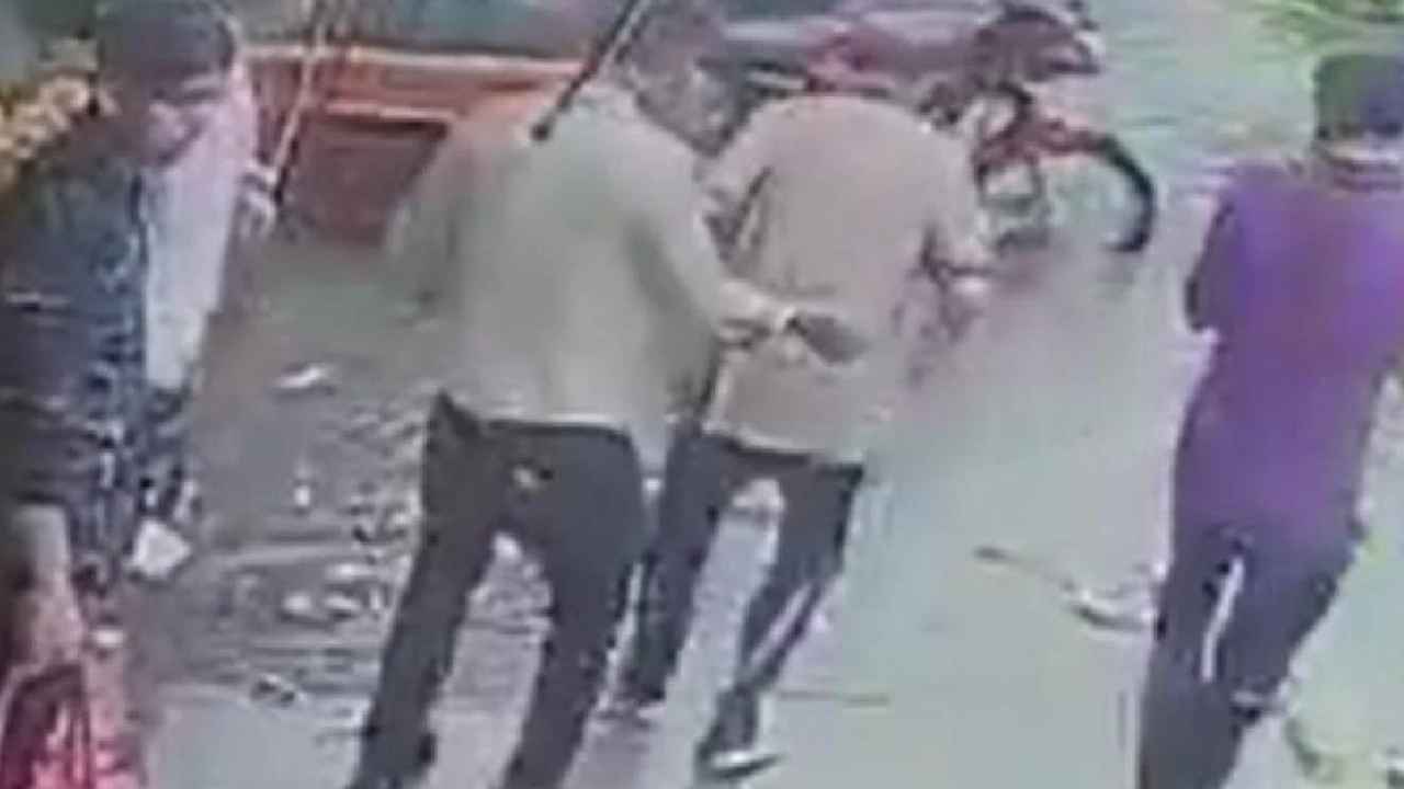 Ghaziabad Manhole : షాకింగ్ వీడియో.. అంతా చూస్తుండగానే, నడుస్తూ నడుస్తూ మ్యాన్ హోల్లో ఎలా పడిపోయారో చూడండి Ghaziabad Manhole : షాకింగ్ వీడియో.. అంతా చూస్తుండగానే, నడుస్తూ నడుస్తూ మ్యాన్ హోల్లో ఎలా పడిపోయారో చూడండి